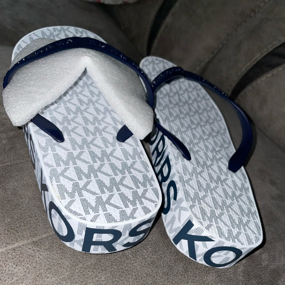 Brand new Michael Kors platform thong sandals - Picture 9 of 9